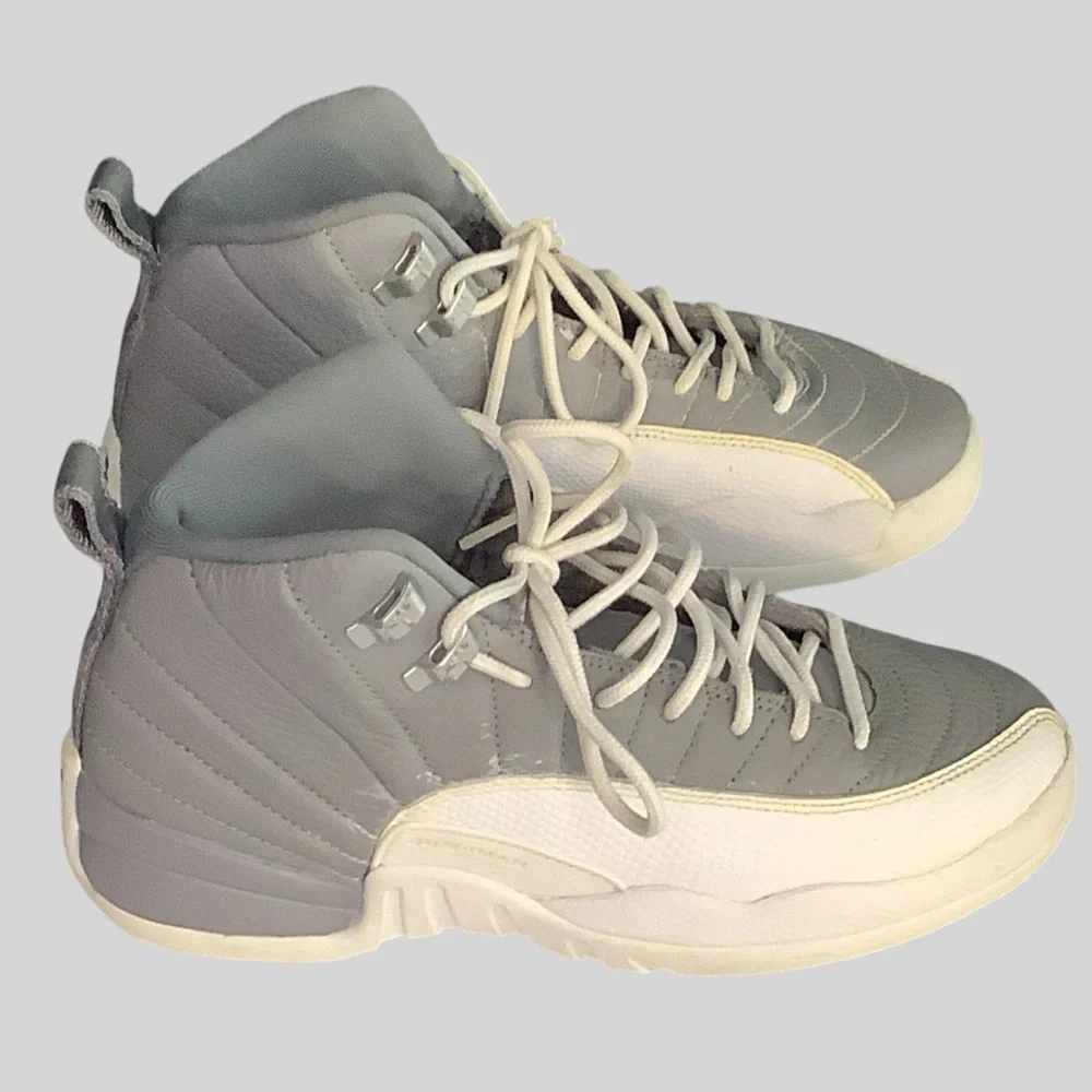 RETRO AIR JORDAN’S GRAY AND WHITE